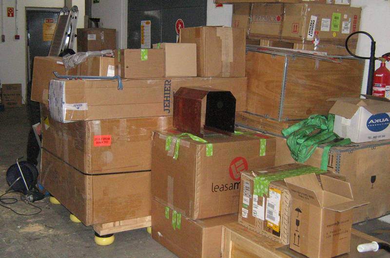 150929_1_NIKA2_boxes_in_garage.JPG