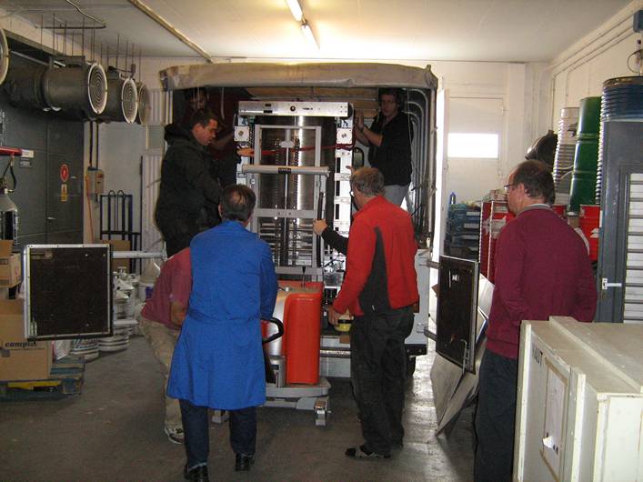 150929_4_unloading_NIKA2_cryostat_from_truck.JPG