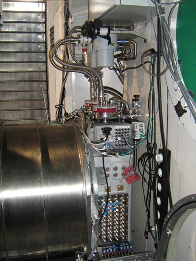 150930_15_cryogenics_pipes_plugged_on_NIKA2.JPG