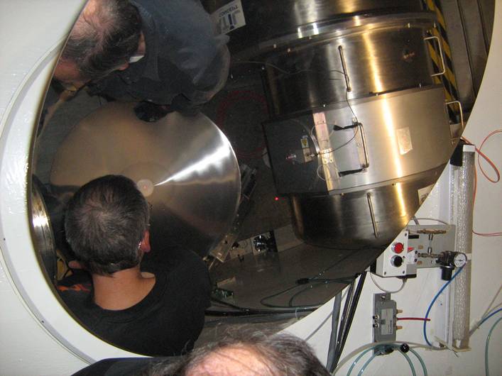 151002_3_aligning_M6_on_cryostat_laser.JPG