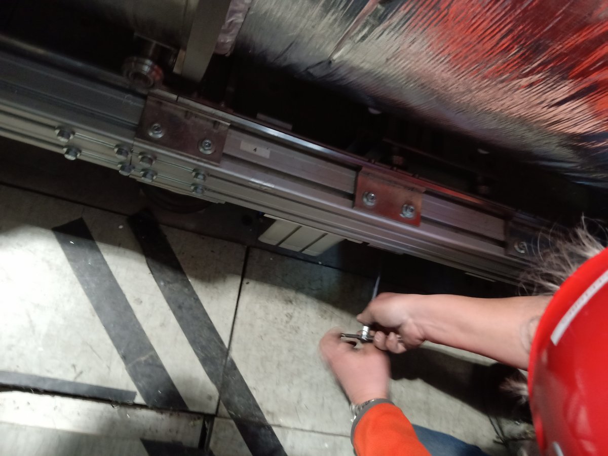 250304_25_positioning_the_rolling_support_for_lower_T_screens