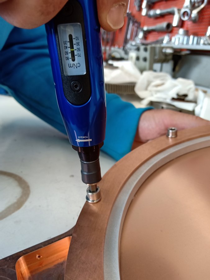 250305_70_applying_50cNm_torque_to_screws_linking_clamping_ring_to_mount_with_d1_in_between